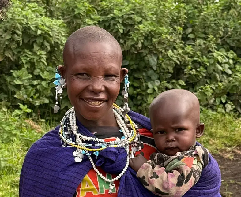 Maassai_lady with child.jpg
