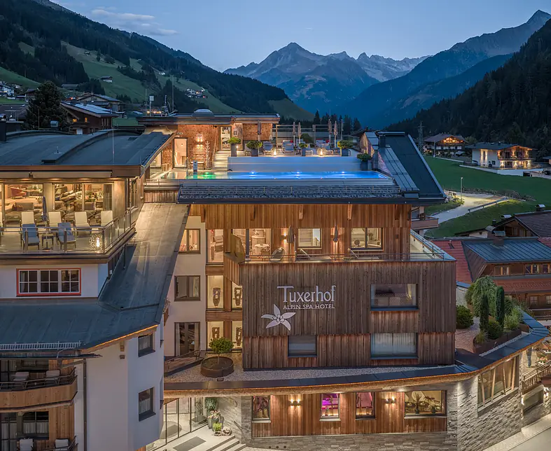 Tuxerhof Blaue Stunde 2025 copyright  Thomas Pfister-4.jpg