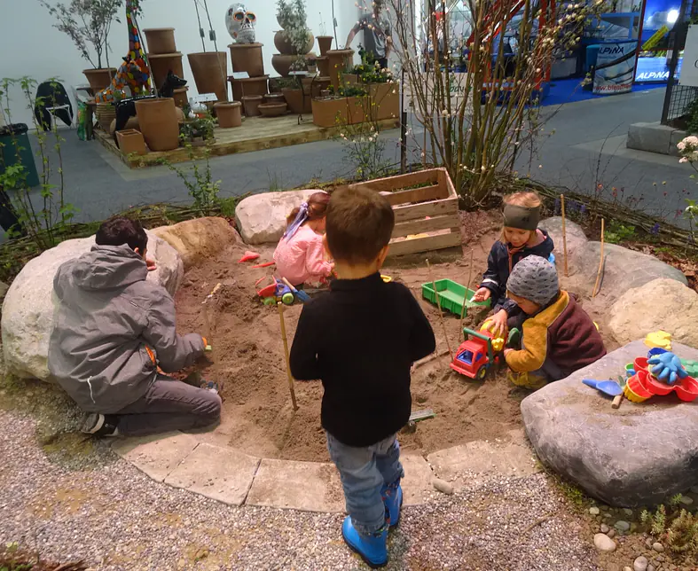 Kinder im Sandhaufen.JPG