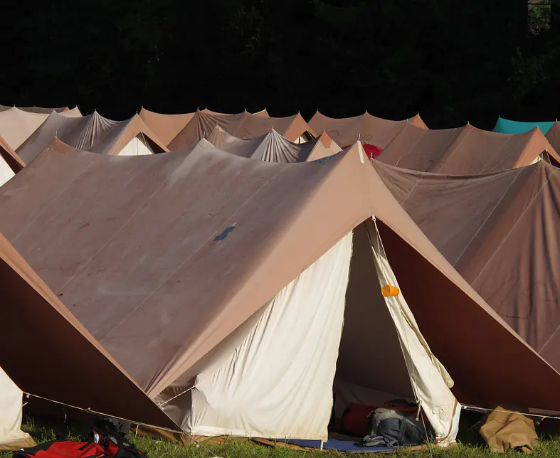 Gruppenzelte im Lager viele Spatzzelte.JPG