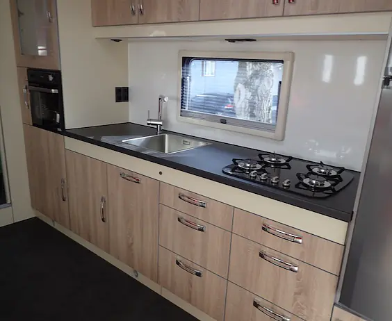 3.GROSSE KÜCHE.jpeg